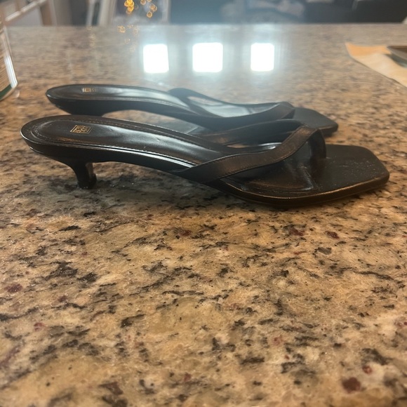 Toteme Black Leather heeled flip flops. Size 39. - Picture 2 of 7